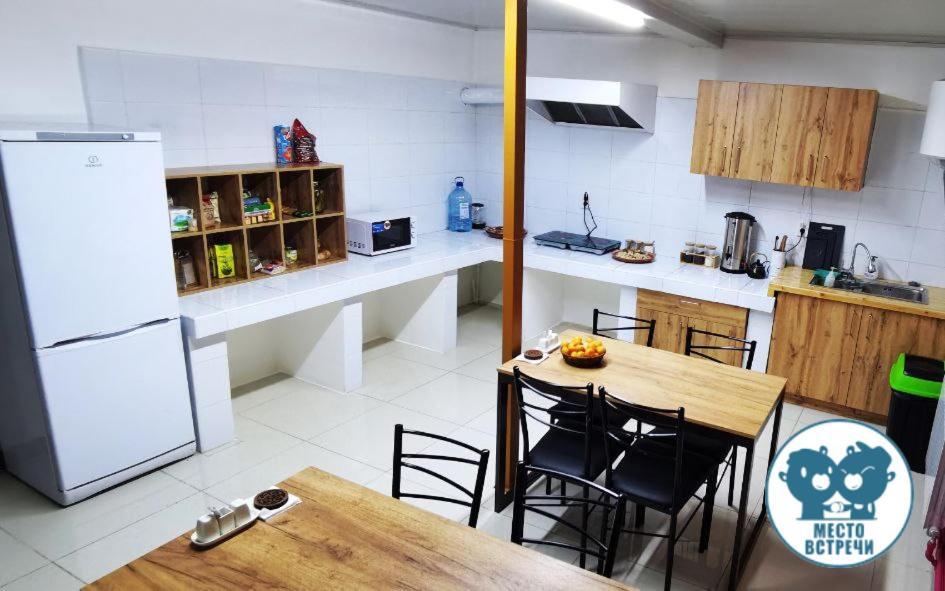 Место Встречи "Guest House Meeting Place" บิชเคก ภายนอก รูปภาพ