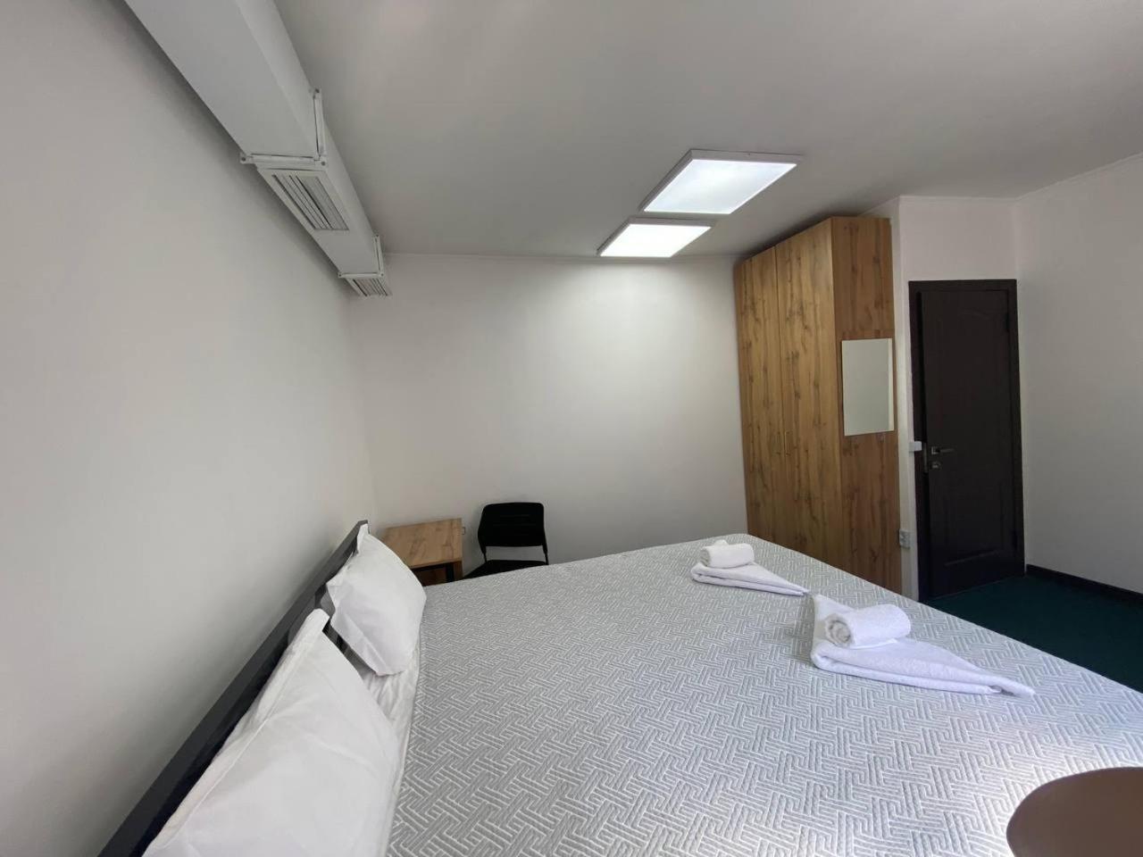 Место Встречи "Guest House Meeting Place" บิชเคก ภายนอก รูปภาพ